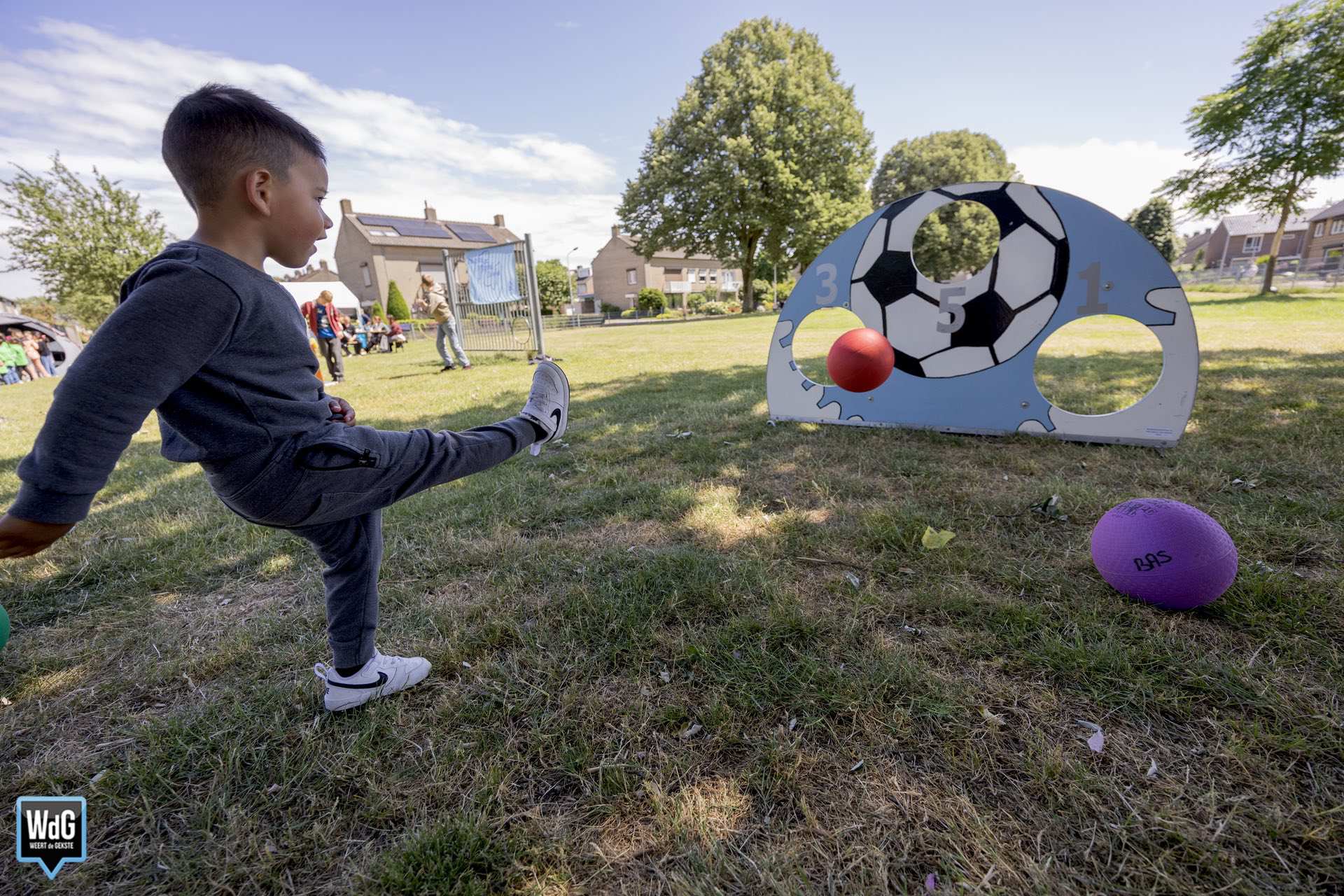 Kinderen genieten ondanks wisselvallig weer van Buitenspeeldag in Weert