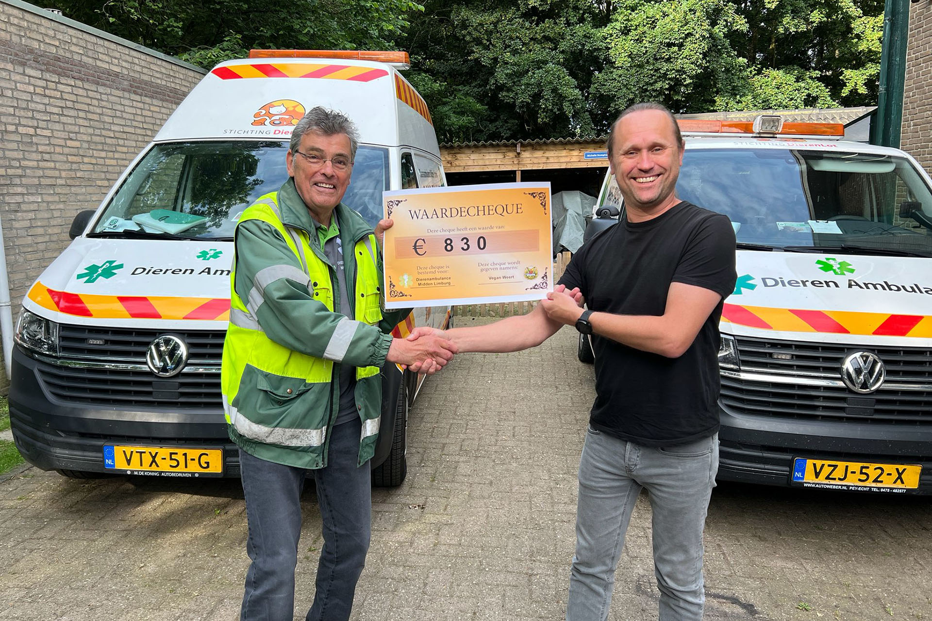 Chequeoverhandiging bij Dierenambulance Midden-Limburg