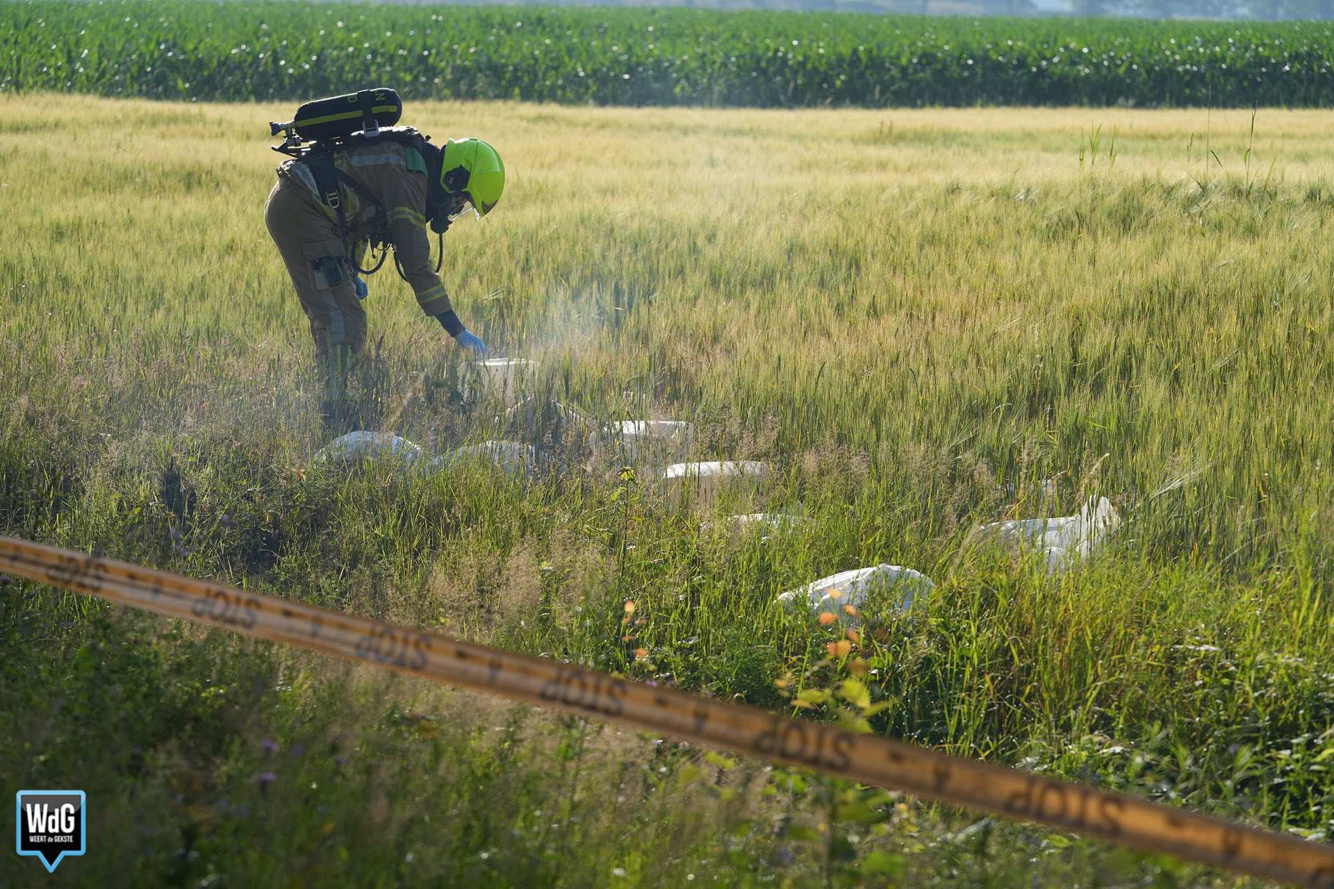Damp komt uit gedumpte jerrycans langs akker Vlasvenweg
