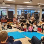 De verhalenfiets doet Bibliocenter Weert aan.