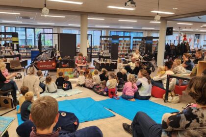 De verhalenfiets doet Bibliocenter Weert aan.