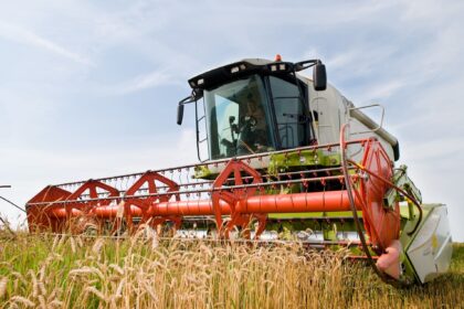 Combine in veld