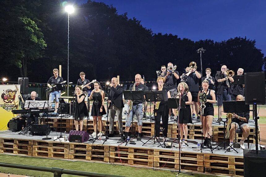 Musicband Dial 24 geeft een optreden bij Hoeve Lieshout