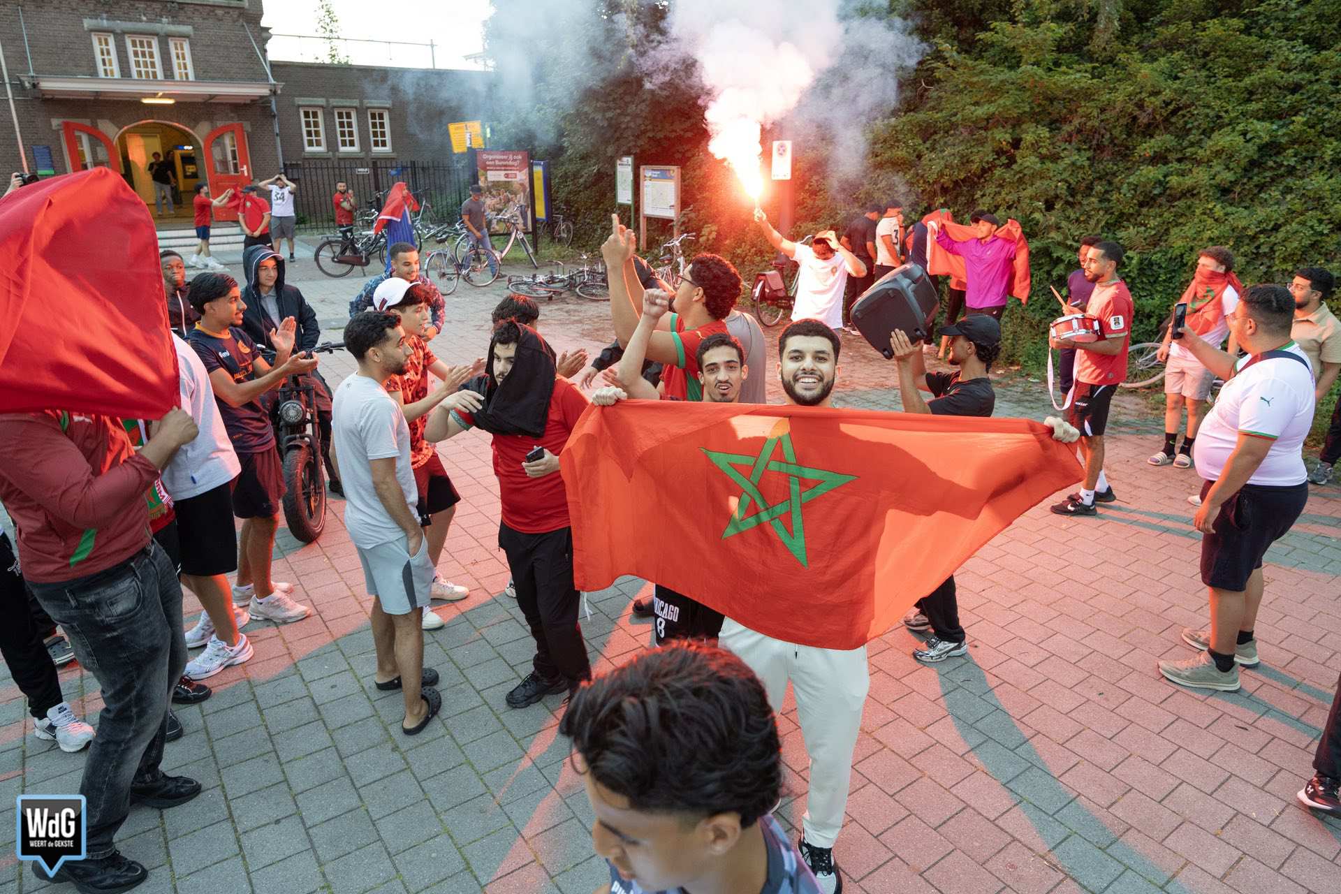 Marokkaanse supporters maken er een feestelijke ochtend van in Weert