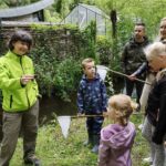 Kinderen observeren waterdiertjes tijdens IVN Slootjesdag