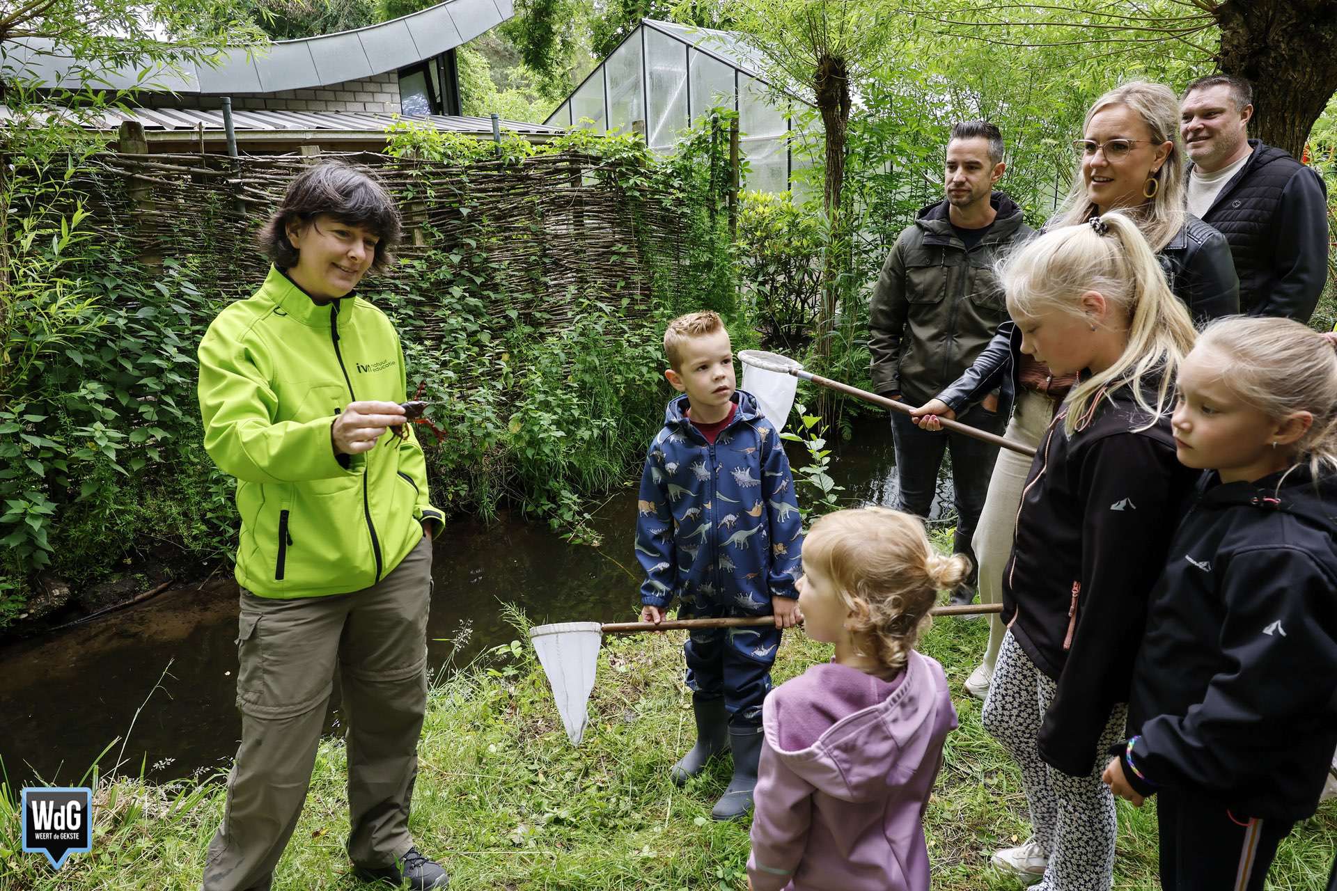 Kinderen observeren waterdiertjes tijdens IVN Slootjesdag