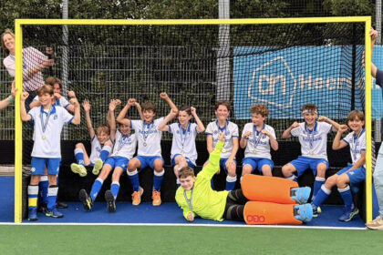 Hockeyers JO12-1 van HV Weert kronen zich tot kampioen