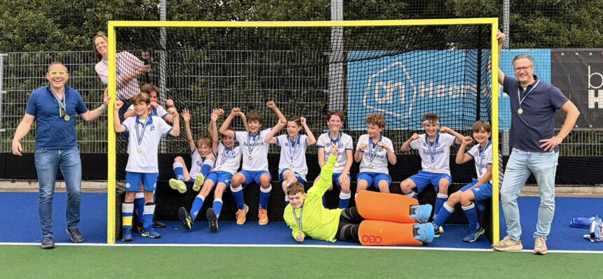Hockeyers JO12-1 van HV Weert kronen zich tot kampioen