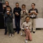 Deelnemers van de Jeugdcursus Imkeren poseren trots met hun potjes honing