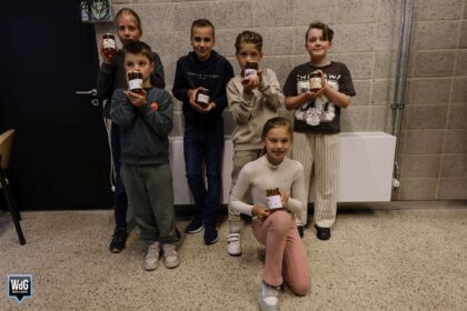 Deelnemers van de Jeugdcursus Imkeren poseren trots met hun potjes honing