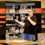 Jochem Rietjens geeft lezingen over opera bij Bibliocenter Weert. Foto via Biliocenter