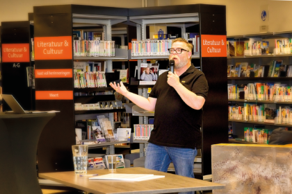 Jochem Rietjens geeft lezingen over opera bij Bibliocenter Weert. Foto via Biliocenter