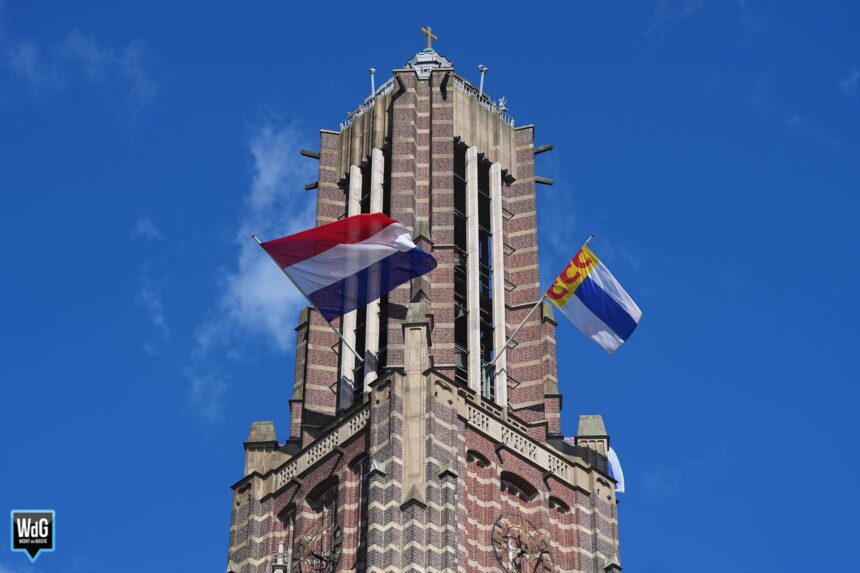 Beklim de toren van de Sint Martinuskerk in Weert tijdens de open torendagen. Archieffoto