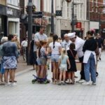 Koopzondag in Weert met straattheater zorgt voor gezellige drukte