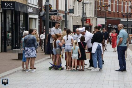 Koopzondag in Weert met straattheater zorgt voor gezellige drukte