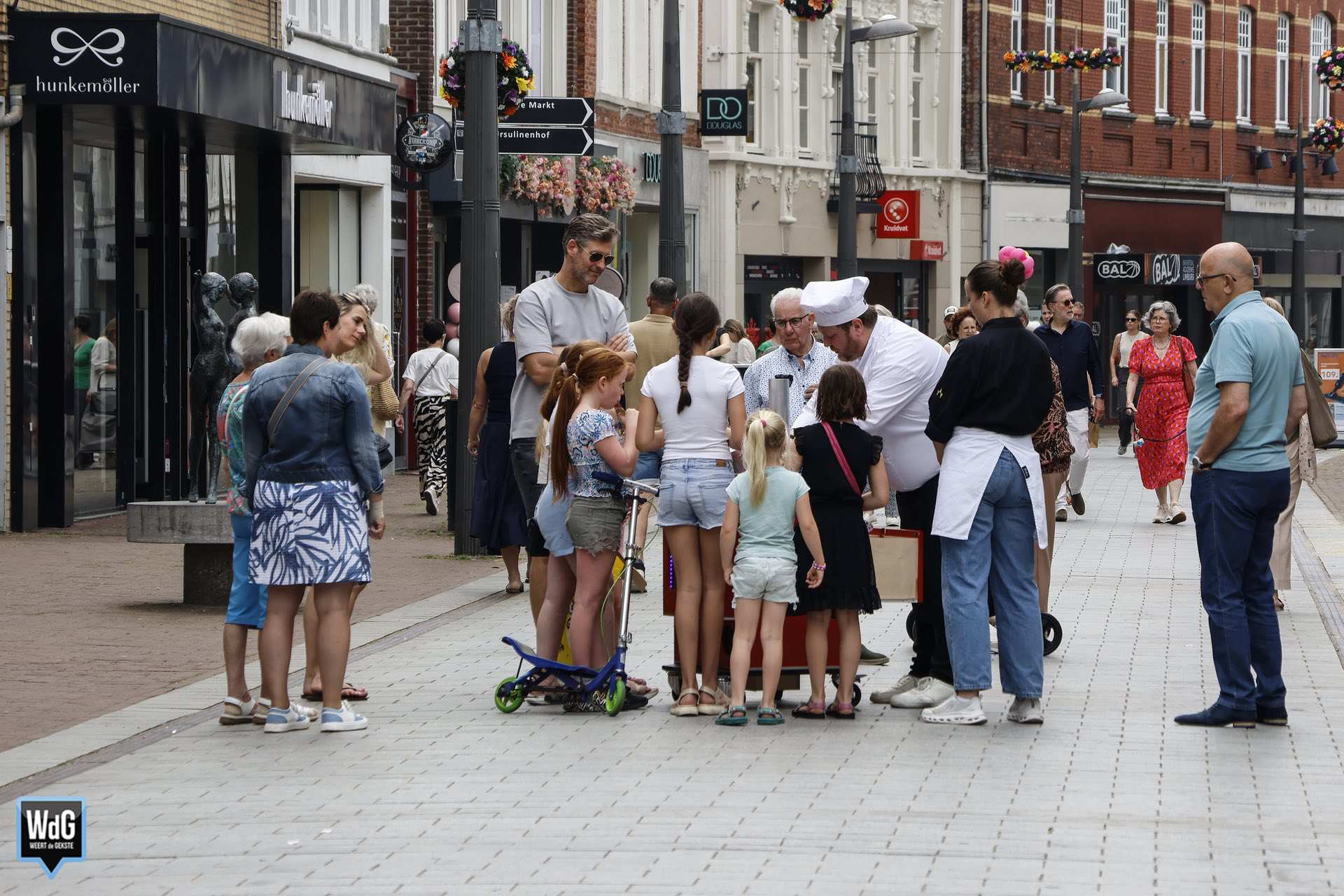 Koopzondag in Weert met straattheater zorgt voor gezellige drukte