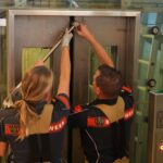 Brandweer bevrijdt vrouw uit lift op NS-station Weert