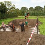 Kinderen nemen deel aan de Mudrun van Reddingsbrigade Nederweert. Foto van Mario de Heer