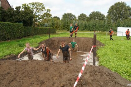 Kinderen nemen deel aan de Mudrun van Reddingsbrigade Nederweert. Foto van Mario de Heer