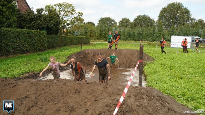 Kinderen nemen deel aan de Mudrun van Reddingsbrigade Nederweert. Foto van Mario de Heer