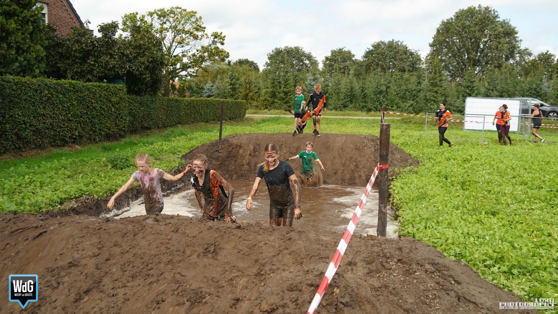 Kinderen nemen deel aan de Mudrun van Reddingsbrigade Nederweert. Foto van Mario de Heer
