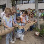 Kinderen ontdekken vernieuwde Natuurkr8-tuin