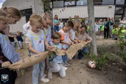 Kinderen ontdekken vernieuwde Natuurkr8-tuin