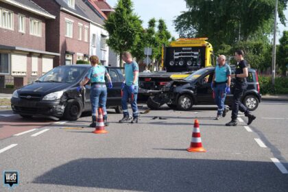 Auto's botsen op Emmasingel