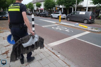 Auto botst tegen verkeerszuilen op Graafschap Hornelaan