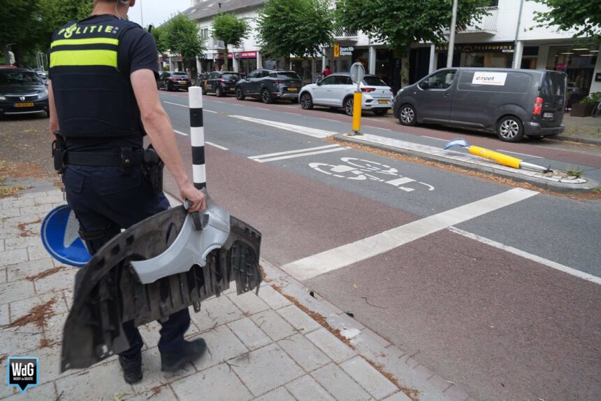 Auto botst tegen verkeerszuilen op Graafschap Hornelaan