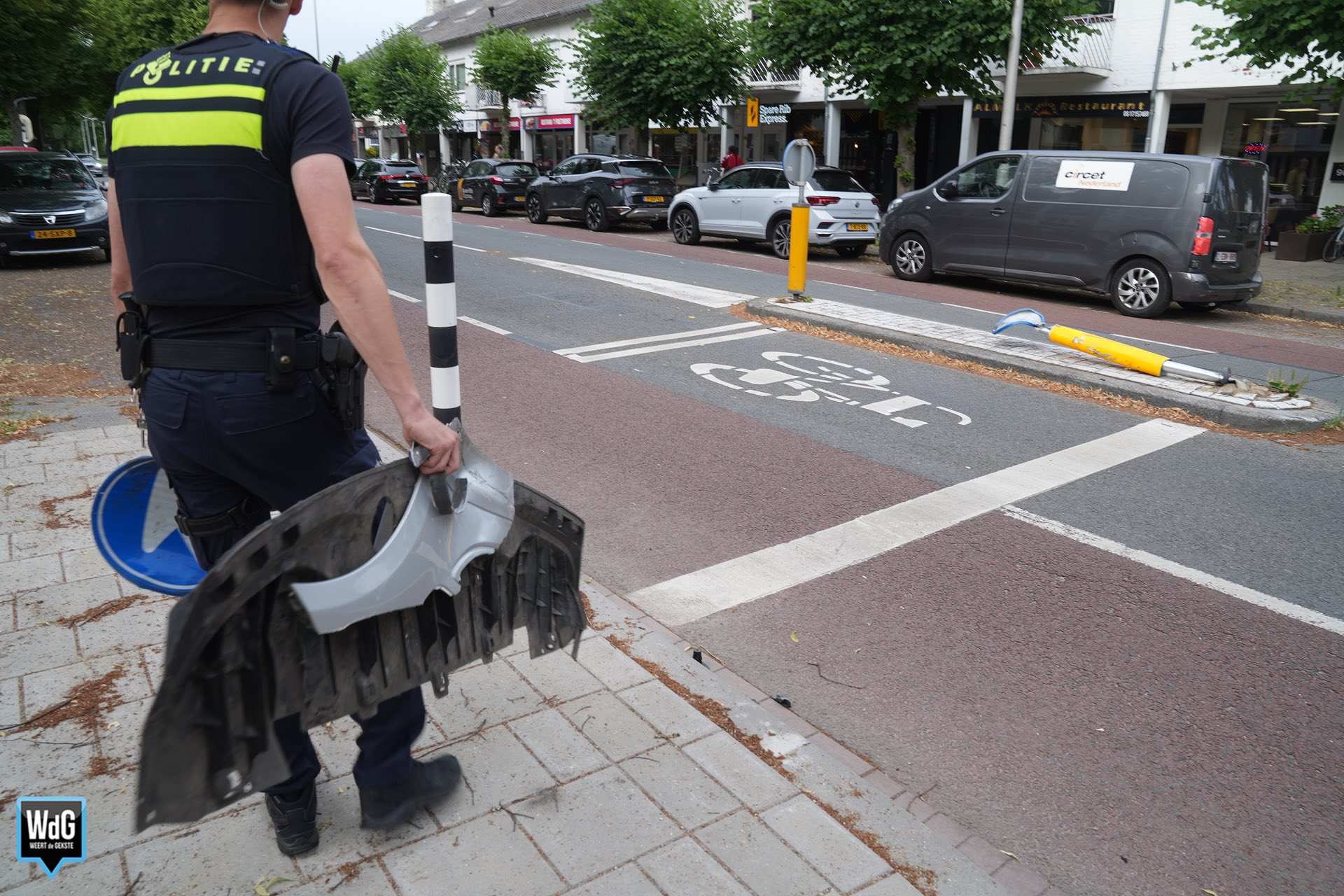 Auto botst tegen verkeerszuilen op Graafschap Hornelaan