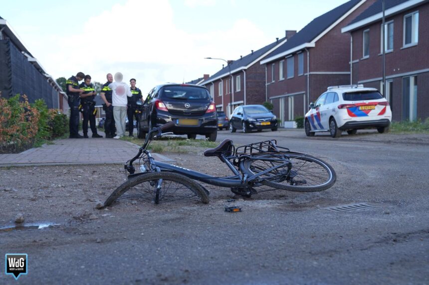Auto botst met fietsster op de Haam