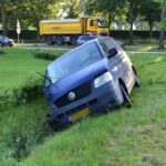 Twee bestelbussen botsen op kruising in Nederweert