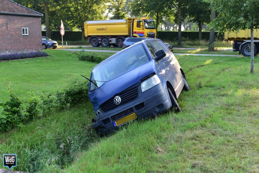 Twee bestelbussen botsen op kruising in Nederweert