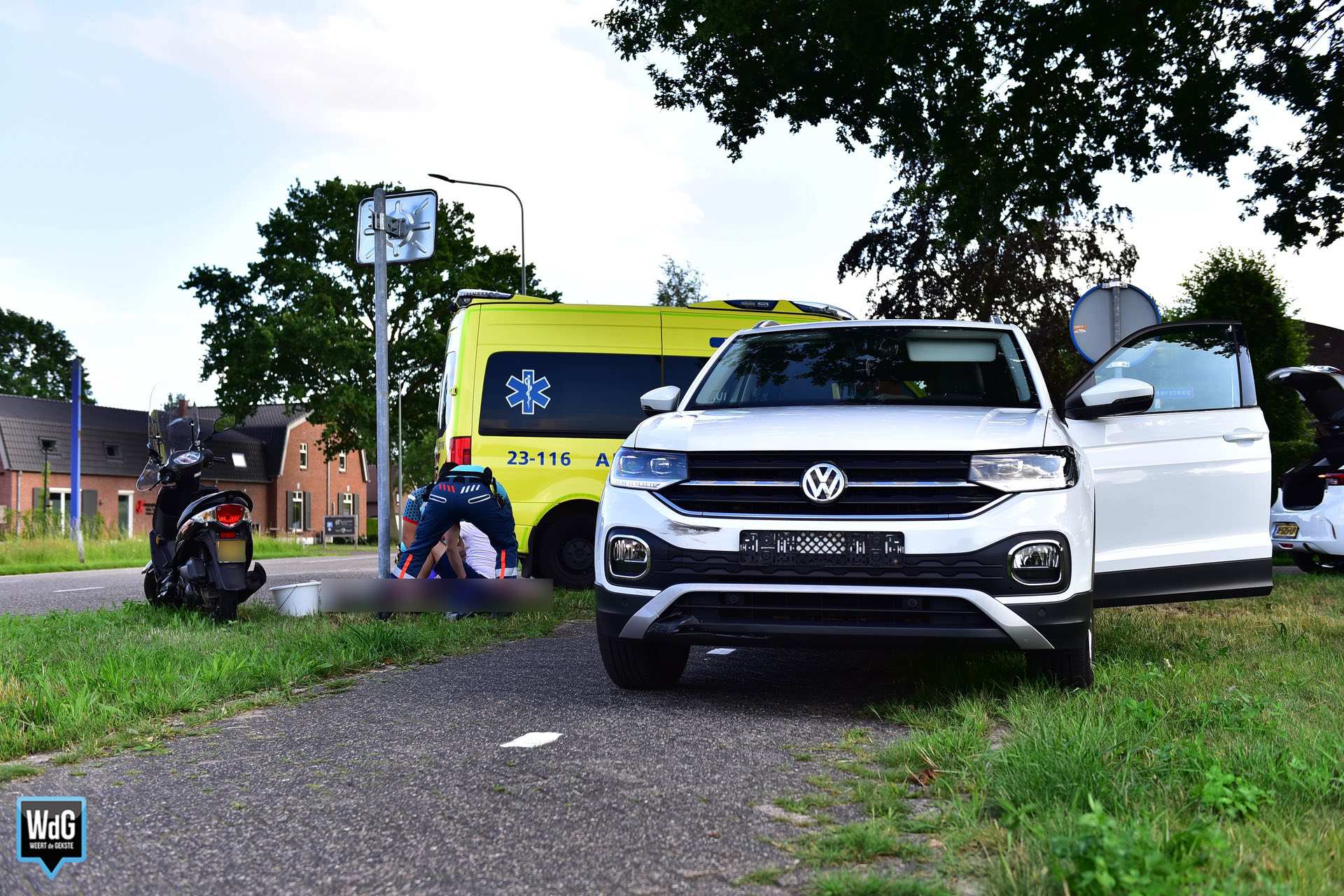 Auto en scooter botsen op Meijelsedijk in Ospel