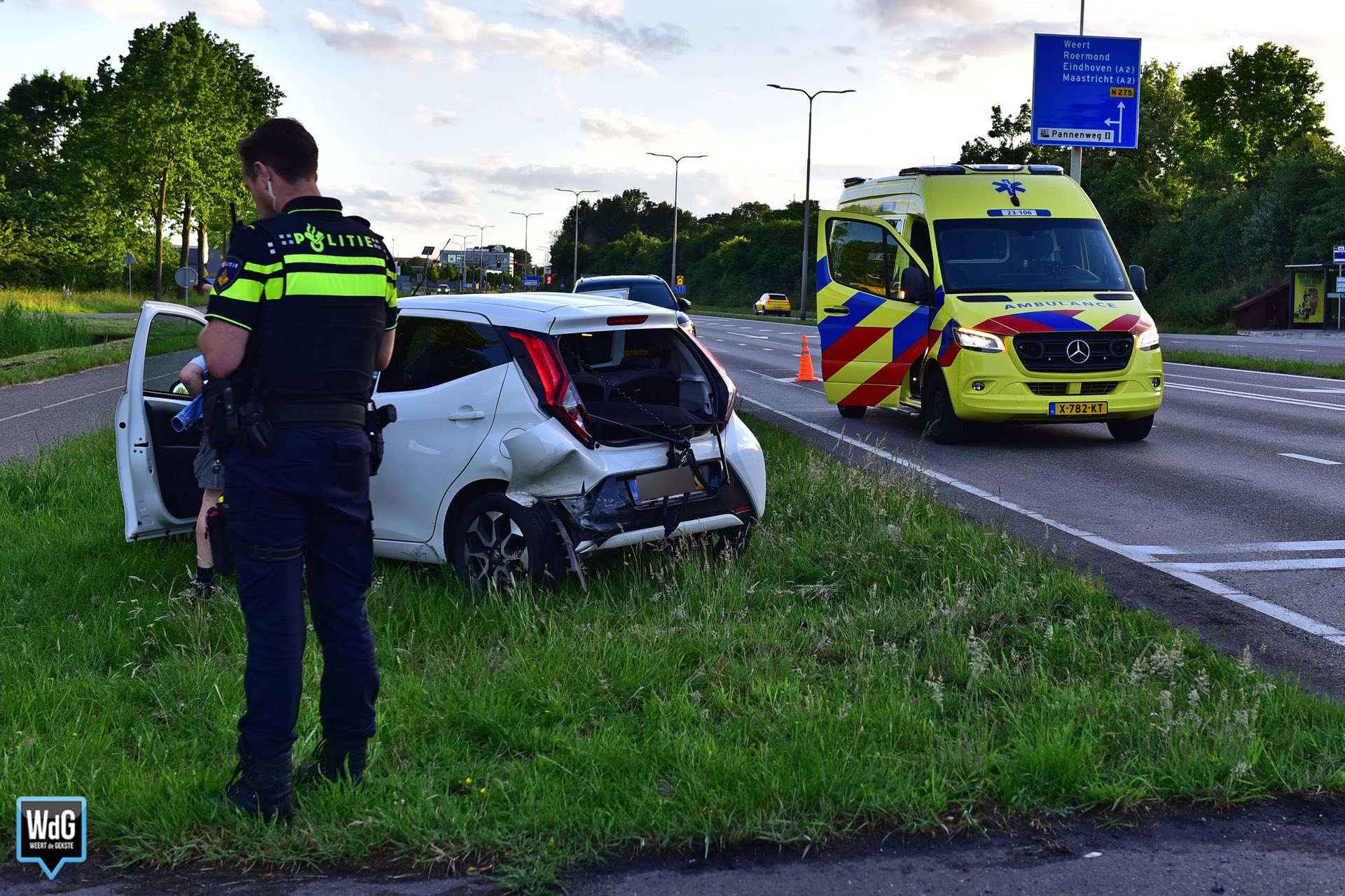 Twee voertuigen botsen op kruising Randweg Zuid in Nederweert