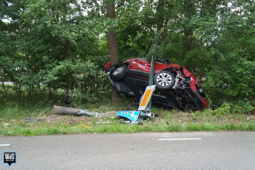 Auto raakt van de weg op Oranje Nassaulaan in Maarheeze