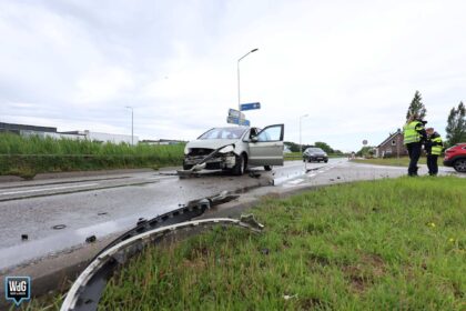 Auto zwaar beschadigd bij botsing met vrachtwagen op Suffolkweg Zuid