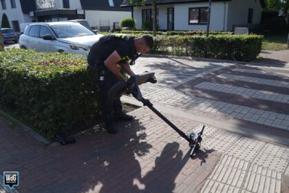 Auto en e-step botsen op kruising in Maarheeze