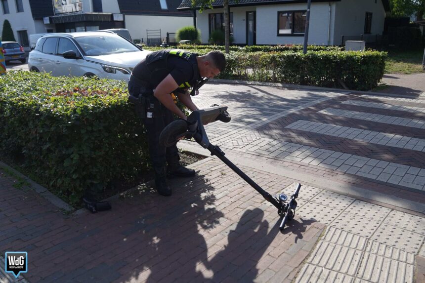 Auto en e-step botsen op kruising in Maarheeze