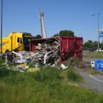 Container met afval kantelt op turborotonde