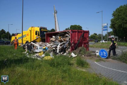 Container met afval kantelt op turborotonde