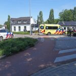 Fietsster gewond na aanrijding met auto op rotonde Maaseikerweg