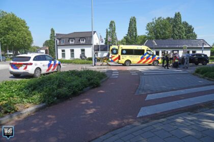Fietsster gewond na aanrijding met auto op rotonde Maaseikerweg