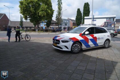Fietsster en auto betrokken bij aanrijding op rotonde