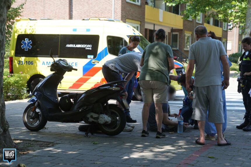 Scooterrijder ten val na botsing met auto
