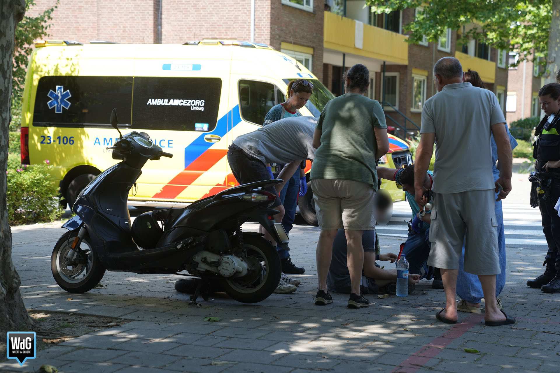 Scooterrijder ten val na botsing met auto