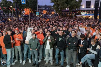 Oranjegekte in Weert: honderden fans kijken samen naar eerste WK-wedstrijd