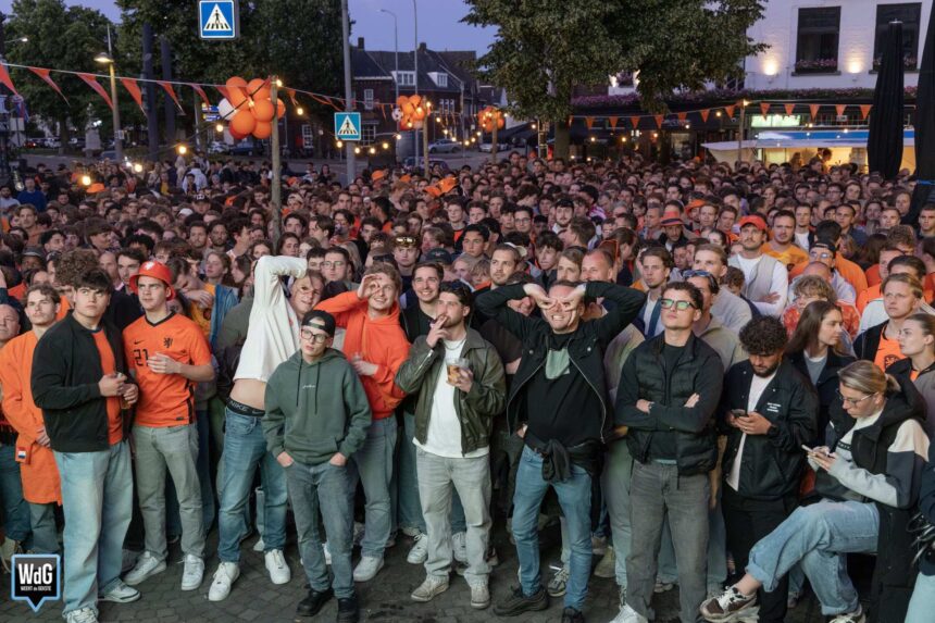 Oranjegekte in Weert: honderden fans kijken samen naar eerste WK-wedstrijd