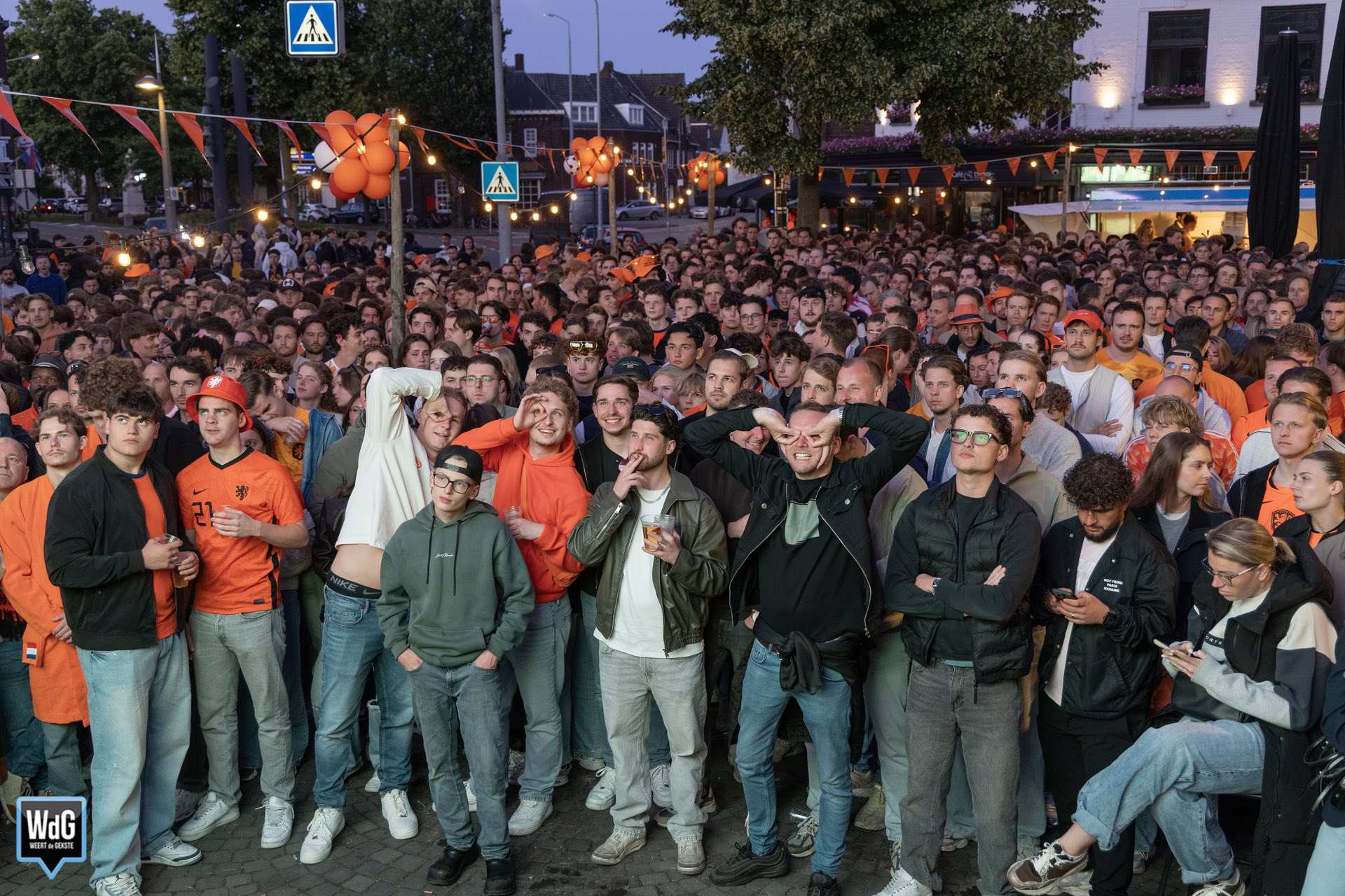 Oranjegekte in Weert: honderden fans kijken samen naar eerste WK-wedstrijd